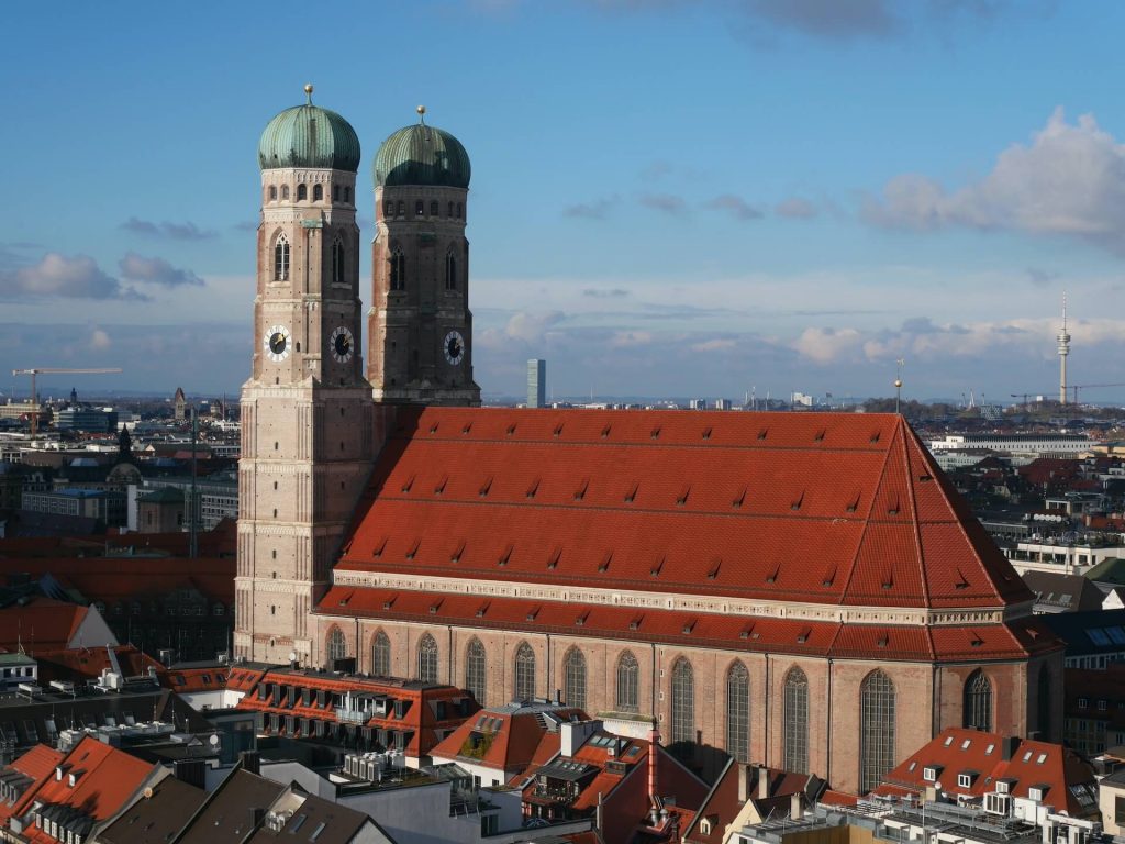 Das Bild zeigt die Frauenkirche in München