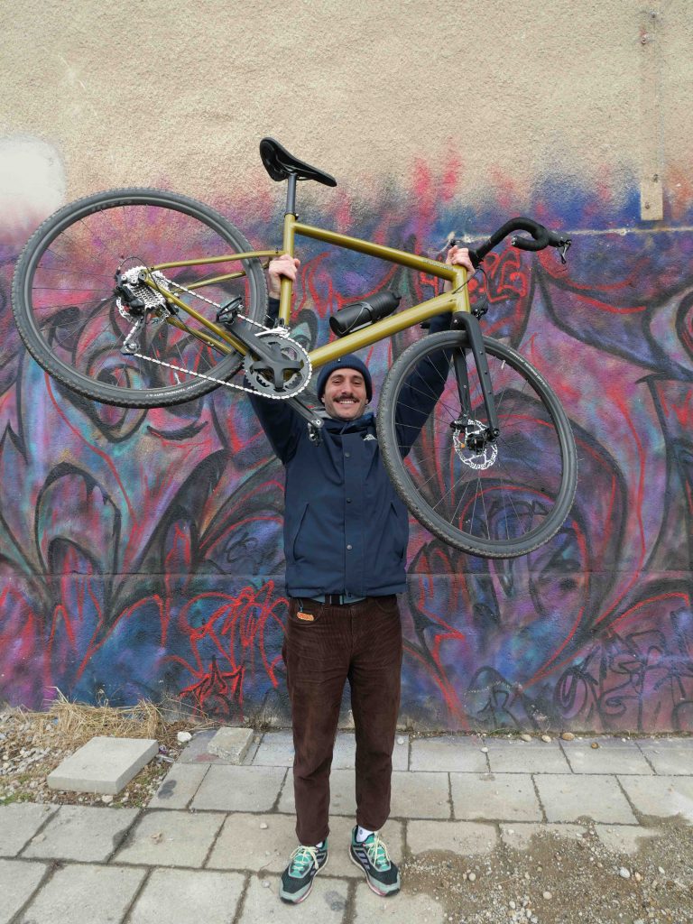 Simon steht vor Graffiti mit dem neuen Cannondale Topstone 2